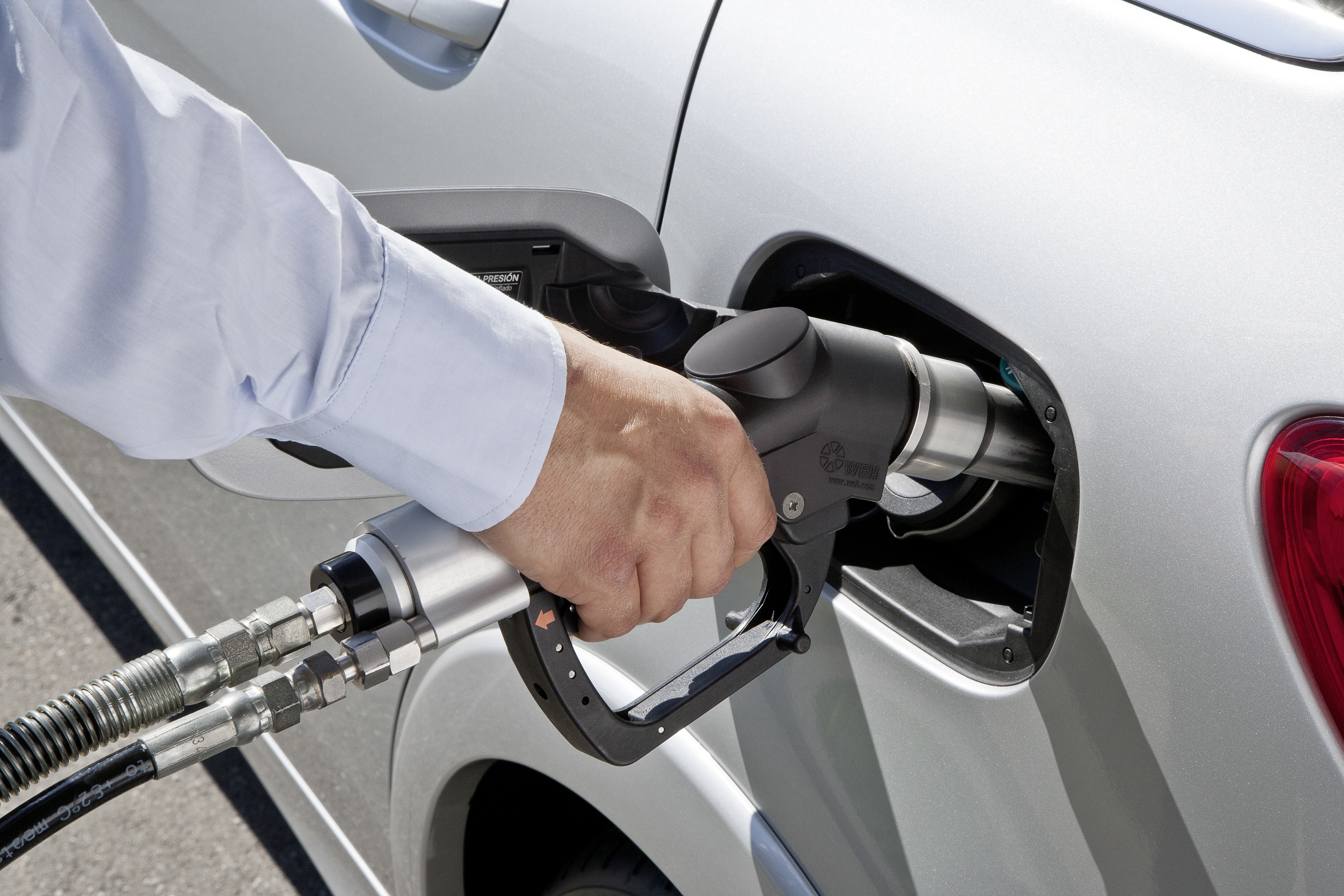 В качестве газового топлива используют. Автомобильный бензин. Автомобиль заправляется газом. Экономия автомобильного топлива.