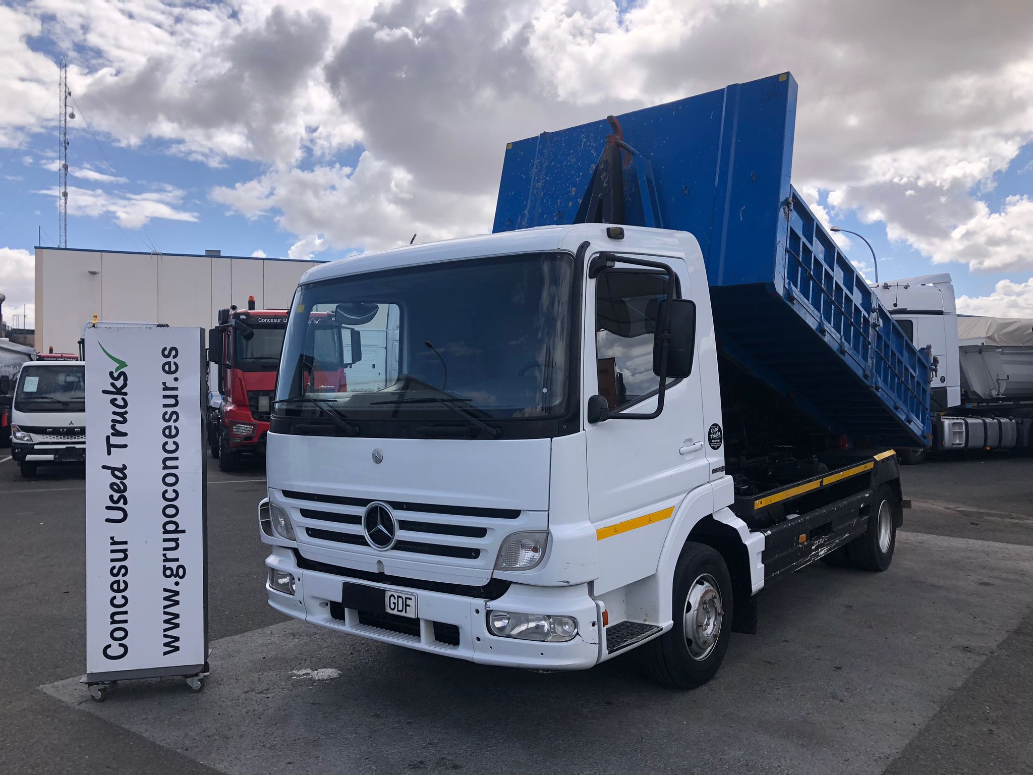 MERCEDES ATEGO 1218 + PORTACONTENEDORES DE GANCHO 8 T. + CAJA COMERCIAL